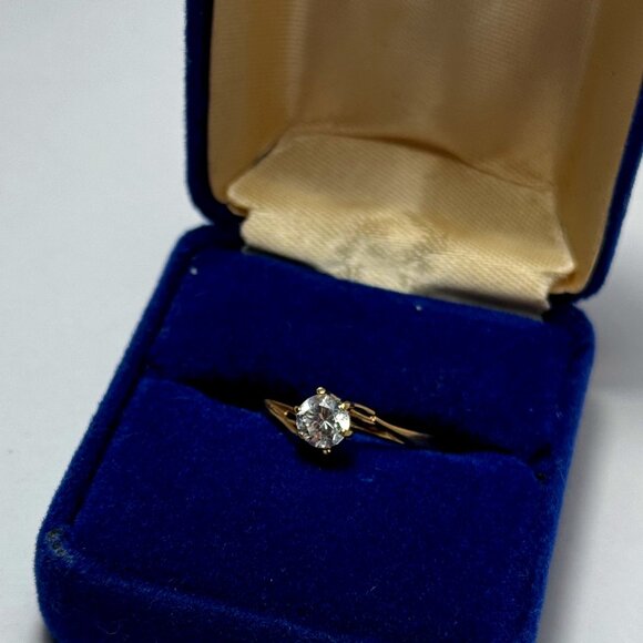 1/4 Karat CZ solitaire - Picture 1 of 2